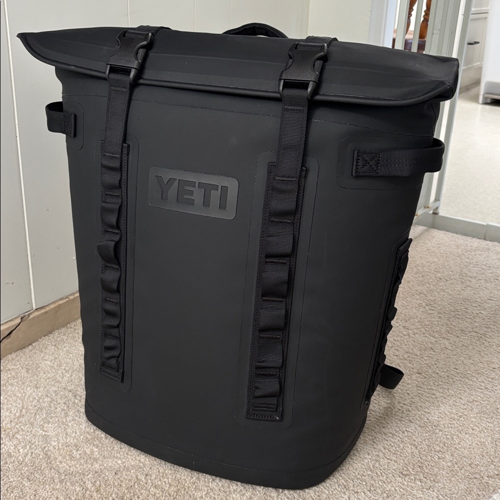 YETI Hopper M20 Backpack Cooler - black